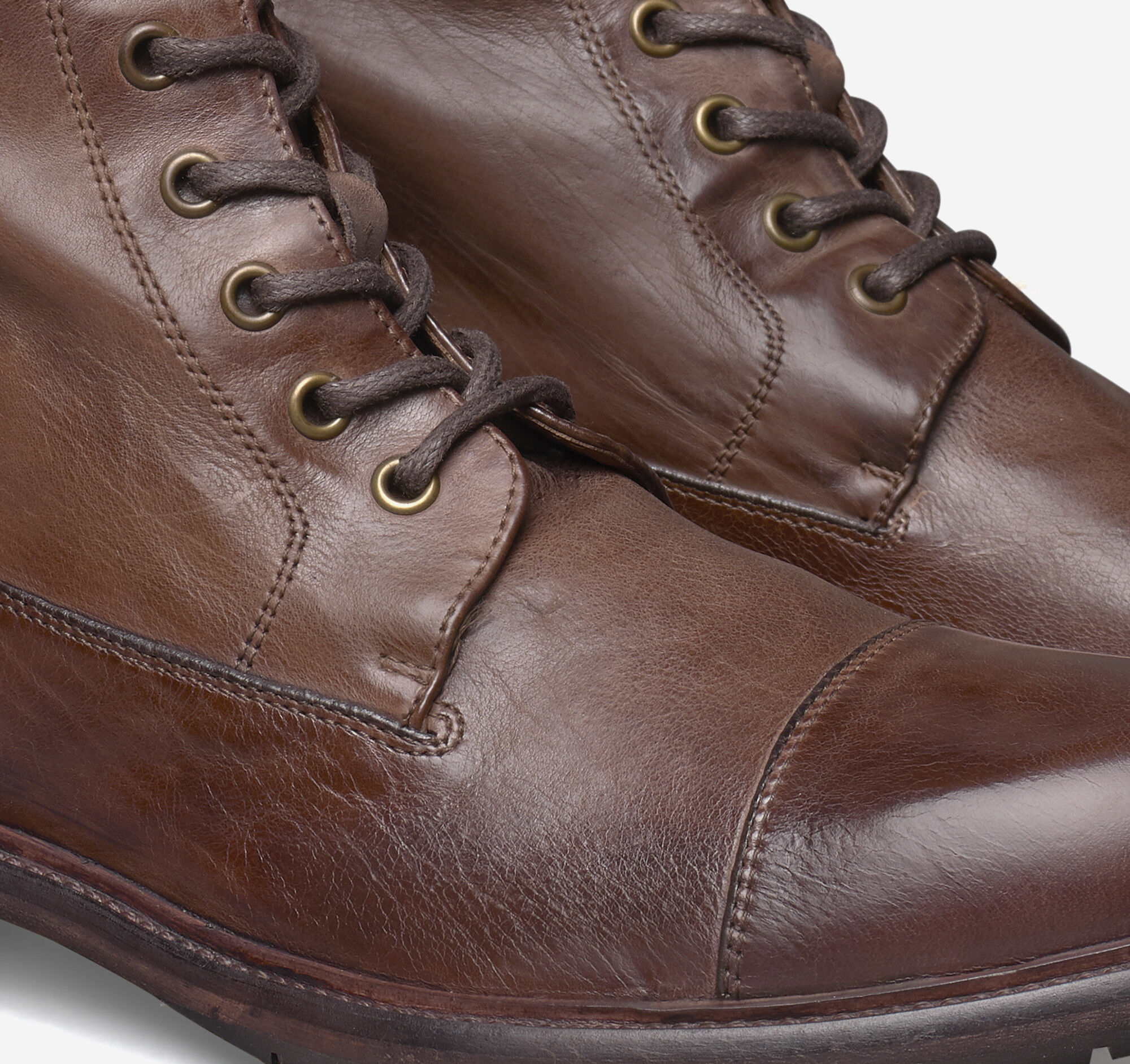 johnston and murphy lofting cap toe boot